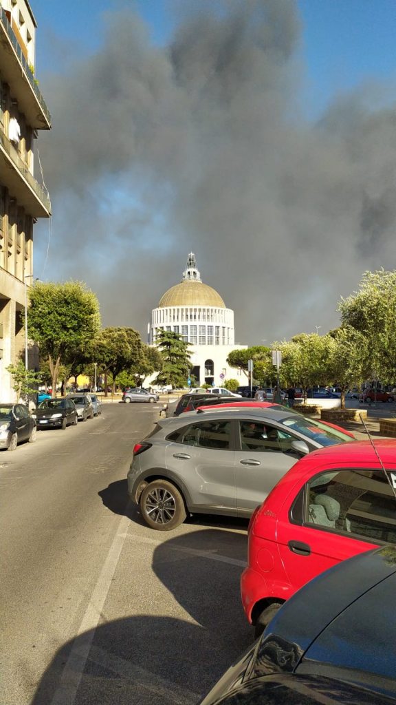 Incendio a Roma est: esplosioni e fumo visibili da molti quartieri | Italiani News