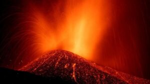 Canarie, La Palma: la colata lavica del vulcano Vieja tocca l'Oceano. "Conseguenze imprevedibili"