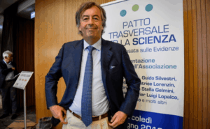 Roberto Burioni e le frasi della vergogna sul green pass: “dal 6 agosto come sorci chiusi in casa”