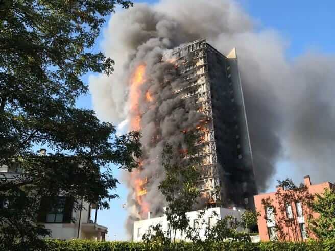 Colossale incendio devasta un palazzo di 20 piani a Milano