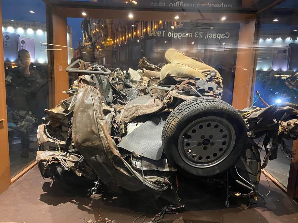 L'auto degli agenti della scorta del giudice Falcone a Bologna, in Piazza Maggiore