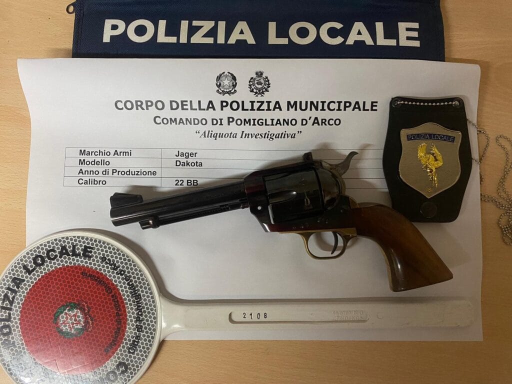 Pomigliano d'Arco: a bordo di uno scooter con la pistola, la polizia Locale arresta un 19enne