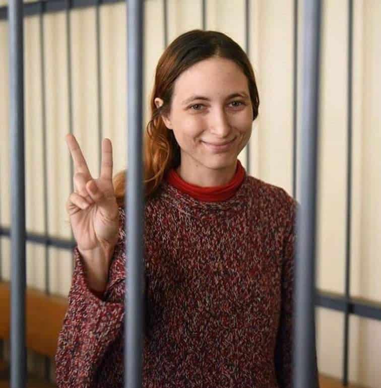 Prorogato l'arresto di Aleksandra Skochilenko, artista russa che ha protestato contro la guerra