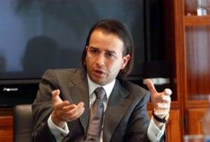 questa immaggine descrive danilo coppola qualche anno fa mentre attacca la magistratura