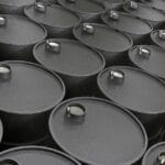 Petrolio in flessione, ma il muro dei 100 dollari regge