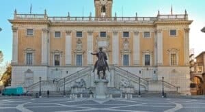Residenza agli occupanti abusivi, il Campidoglio approva una mozione per la deroga
