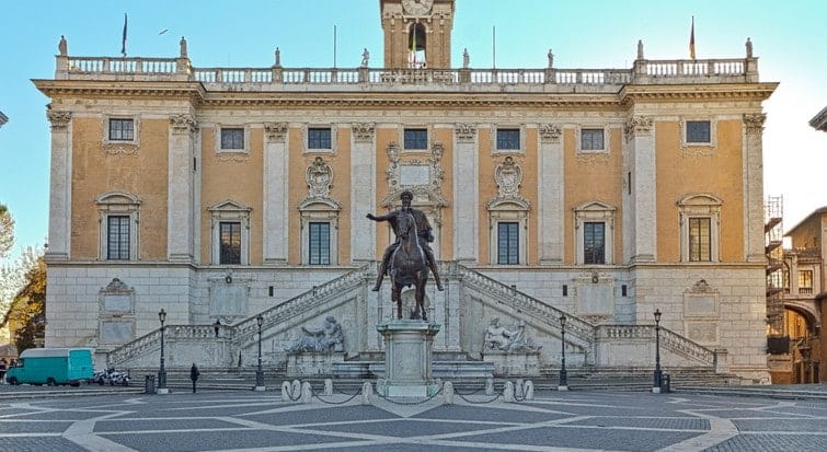 Residenza agli occupanti abusivi, il Campidoglio approva una mozione per la deroga