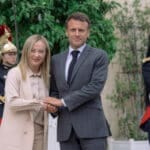Meloni tra due fuochi: il rebus Trump e il vertice dei “volenterosi” a Parigi