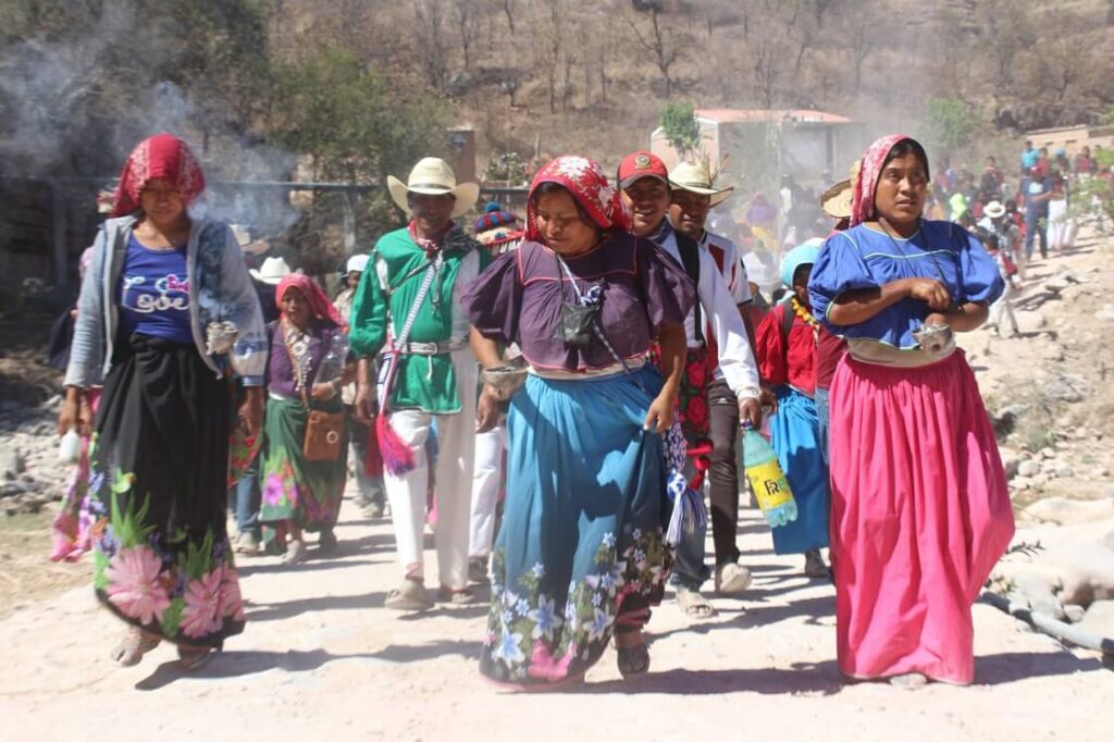Gli indigeni Wixárika arrivano a Città del Messico per chiedere la restituzione delle loro terre