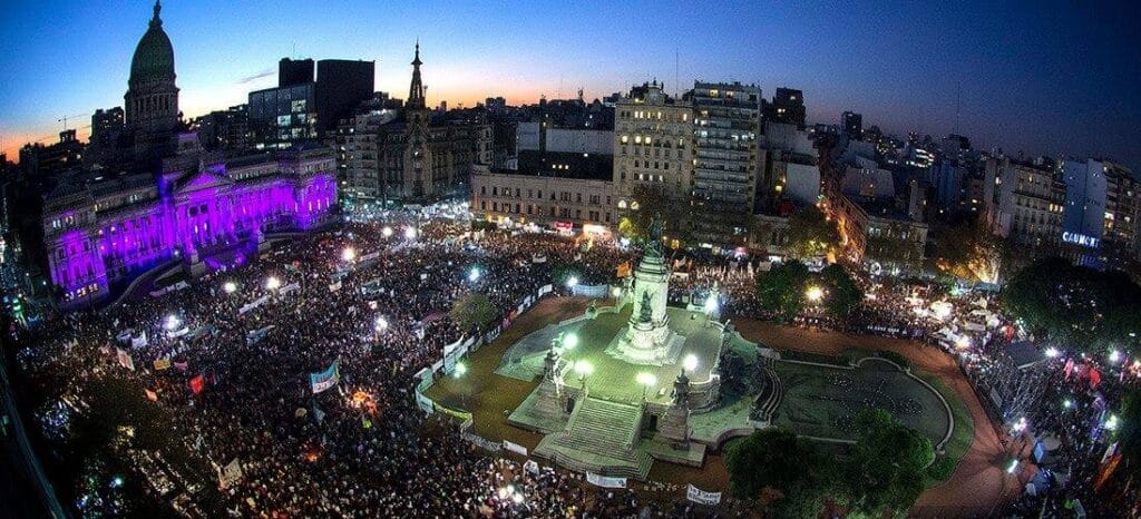 Duemila femminicidi dal 3 giugno 2015. Ni una menos torna in piazza in Argentina a sette anni dalla sua nascita