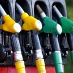 Carburanti, inversione di tendenza: scendono i prezzi di benzina e diesel