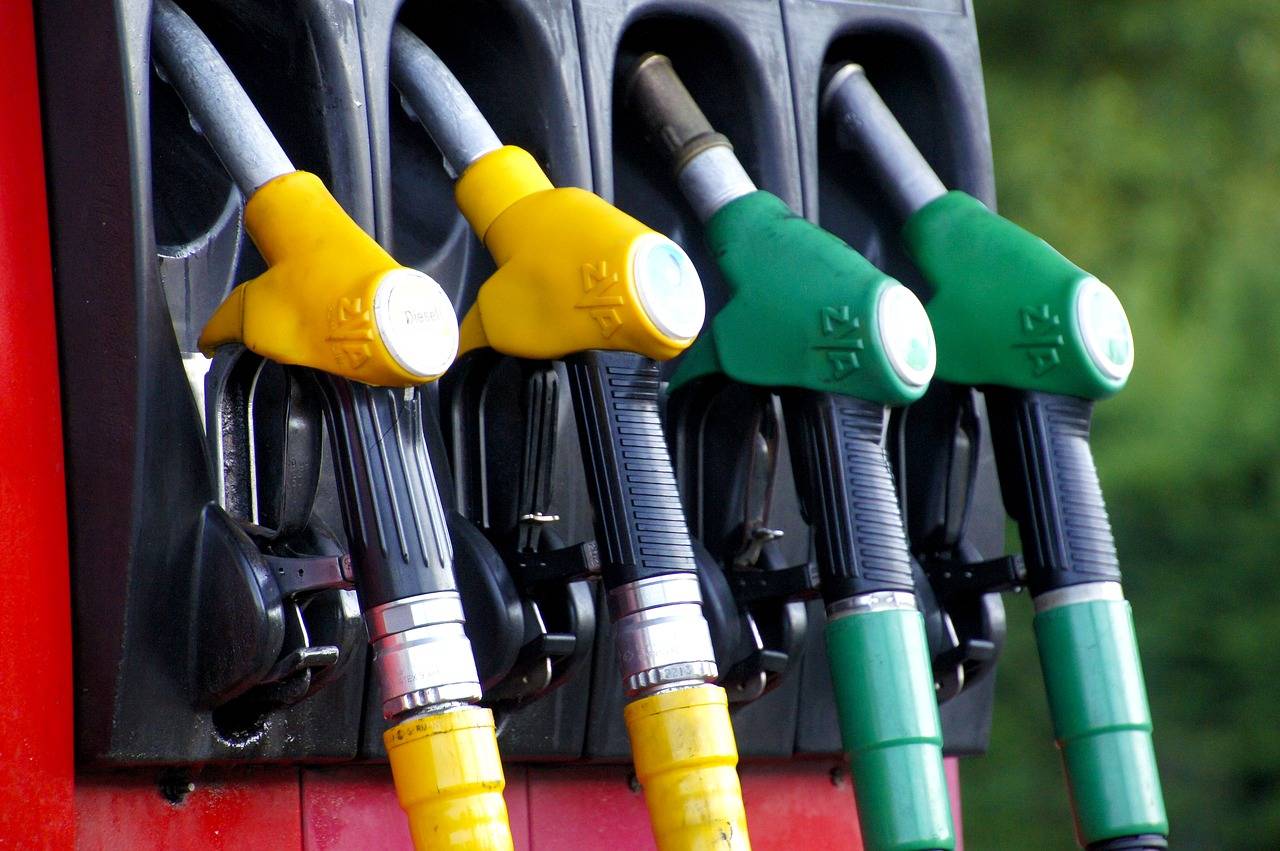 Carburanti, inversione di tendenza: scendono i prezzi di benzina e diesel
