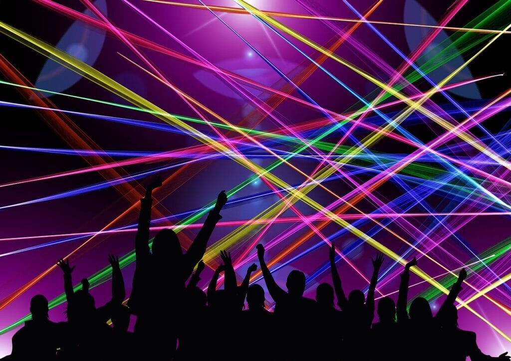 Needle spiking: punture d'ago in discoteca, tra verità e psicosi