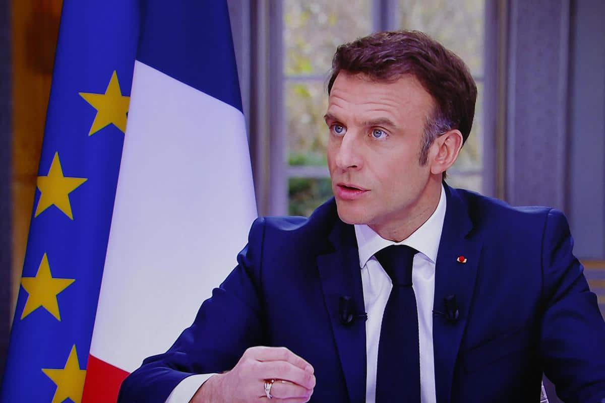 Macron: “Preparare missione per riaprire Hormuz