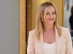 Giorgia meloni presidente del consiglio che ride