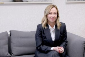 meloni sobrieta da statista ai funerali del papa.