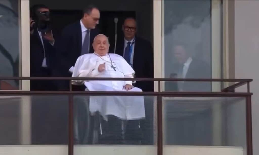 Papa Francesco si affaccia dal Balcone del Gemelli