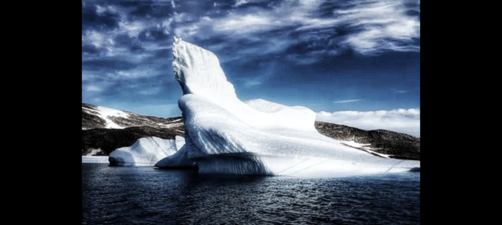 Iceberg maestoso in un mare blu