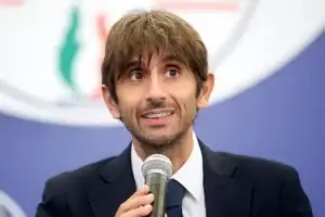 Oggi, all’improvviso, Giovanni Donzelli, tra i principali dirigenti del partito di Giorgia Meloni, apre al terzo mandato per i Presidenti di Regione.