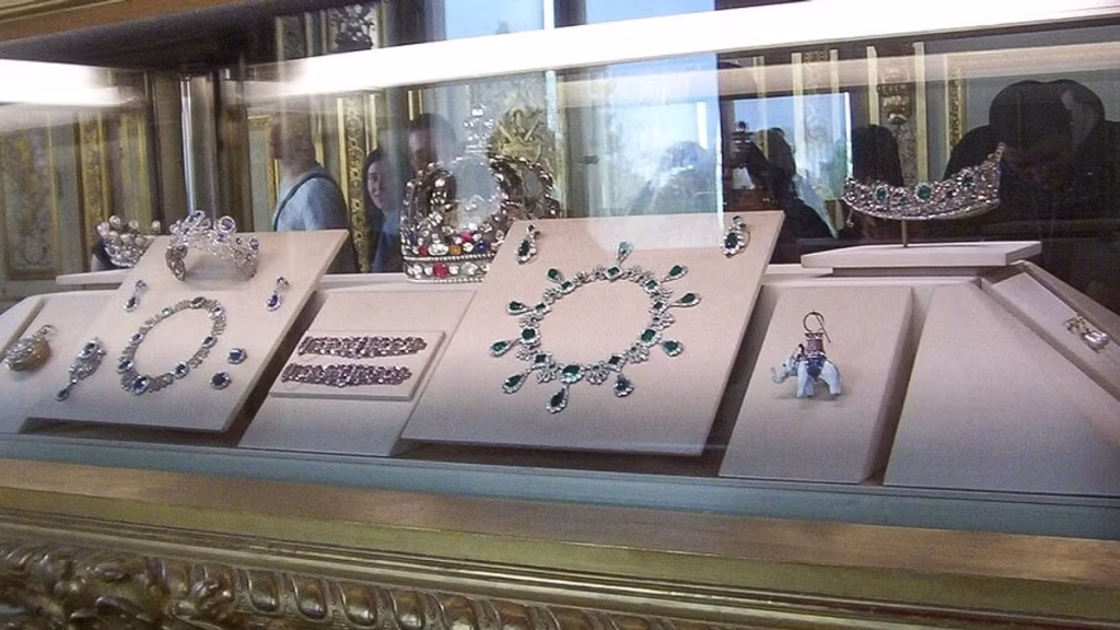 Colpo clamoroso al Louvre: rubati i gioielli di Napoleone