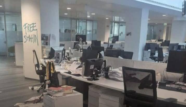 Un Attacco vile all’Informazione: manifestanti irrompono nella Redazione de La Stampa a Torino