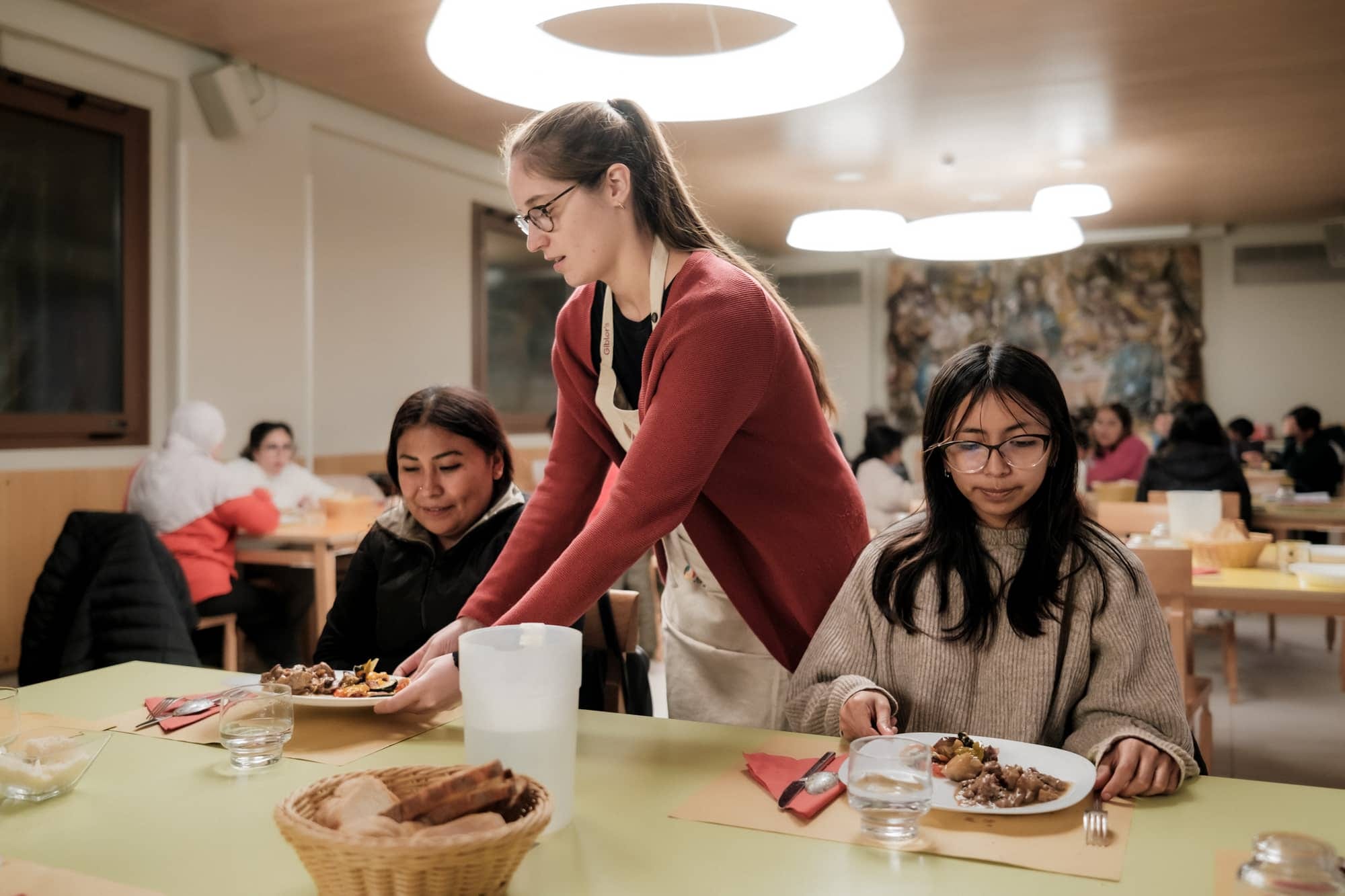 Carovita e nuove povertà: +23% famiglie italiane chiedono sostegno per i beni essenziali