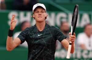 Jannik Sinner alza il trofeo del Masters 1000 di Montecarlo
