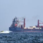 Iran chiude Hormuz: spari sulle navi e negoziati appesi a un filo