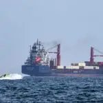 Iran chiude Hormuz: spari sulle navi e negoziati appesi a un filo