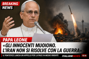 Papa Leone parla al microfono in abito bianco pontificio durante la conferenza stampa sul volo di ritorno dalla Guinea, con alle spalle le immagini degli attacchi missilistici su Teheran