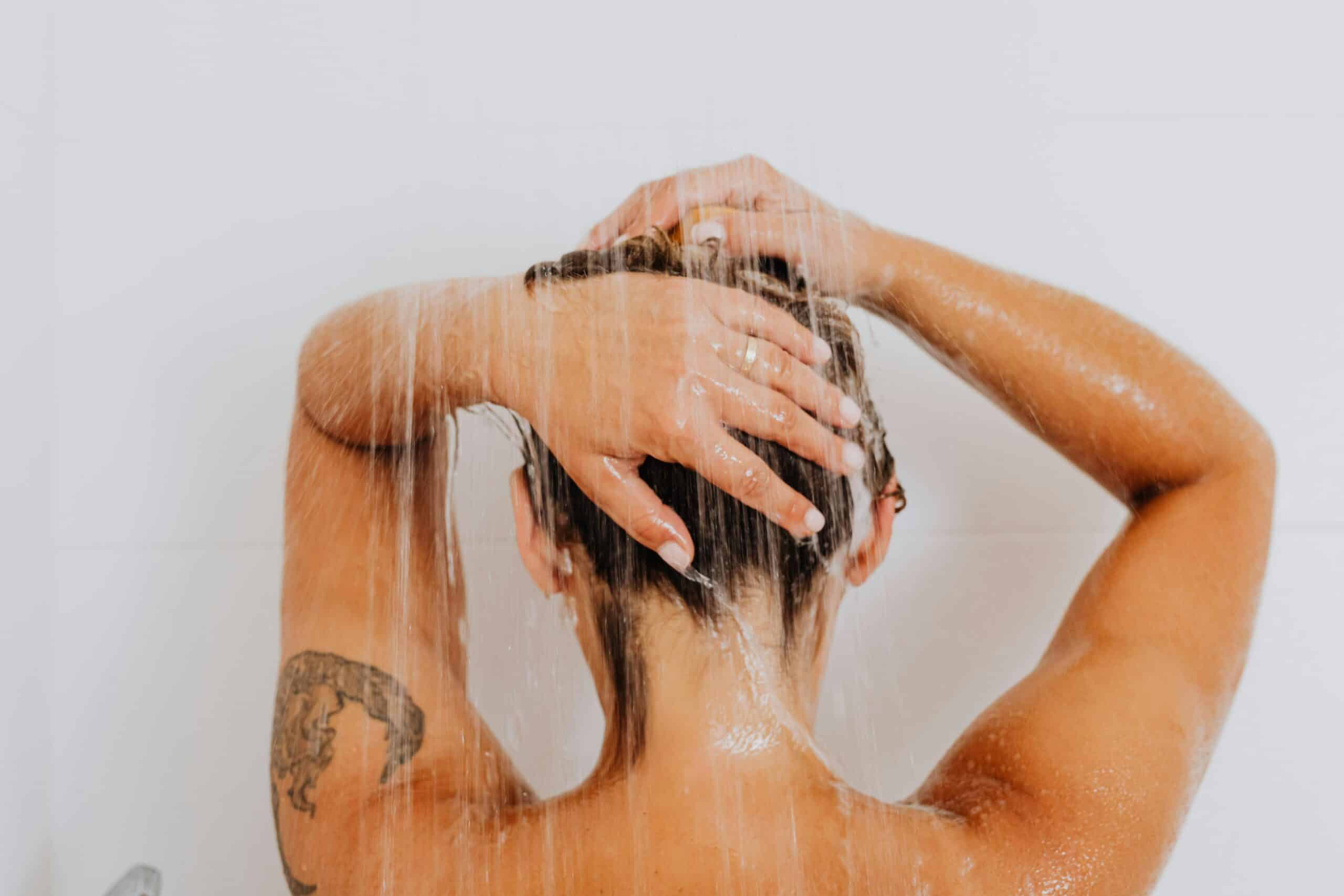 Dark showering: il rituale di benessere da concedersi a casa. Il parere dell’esperta
