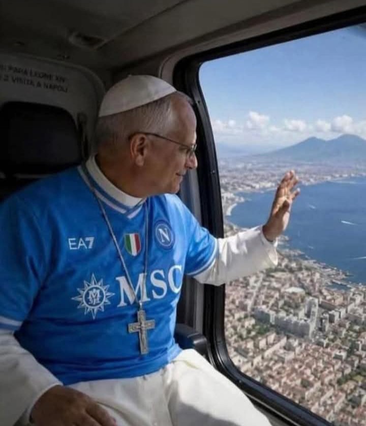Il Papa a Pompei e Napoli in aereo indossa la Maglia della Squadra di calcio