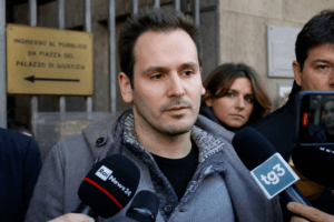 Andrea Sempio davanti ai giornalisti durante l’inchiesta sul caso Garlasco