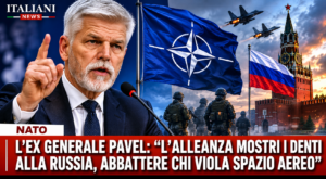 Petr Pavel durante una conferenza con bandiere Nato ed europee sullo sfondo in una grafica Breaking News di Italiani News dedicata alle tensioni tra Nato e Russia.