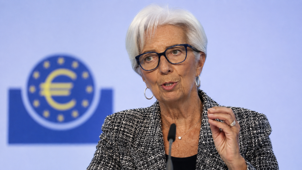 Christine Lagarde durante una conferenza della BCE mentre parla di crisi economiche europee, regole fiscali e Patto di Stabilità.