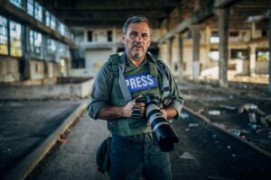 Giornalisti al lavoro in aree di conflitto: raccontare la verità oggi significa spesso mettere a rischio la propria vita.