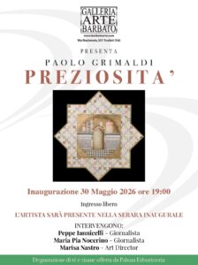 Opera di Paolo Grimaldi esposta alla mostra “Preziosità” alla Galleria Arte Barbato di Scafati con borghi onirici e dettagli in foglia oro.