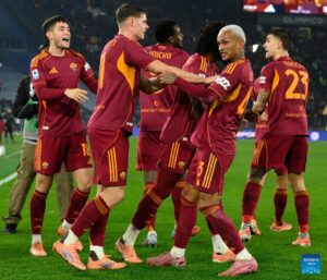 Roma-Fiorentina, duello acceso in campo durante una partita decisiva per la corsa europea