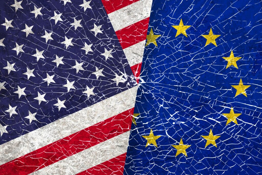 Donald Trump e Friedrich Merz al centro delle tensioni tra Stati Uniti ed Europa con bandiere USA e UE sullo sfondo