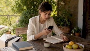 Una donna consulta le ultime notizie sul suo smartphone, scegliendo tra contenuti personalizzati che rispecchiano i suoi interessi.