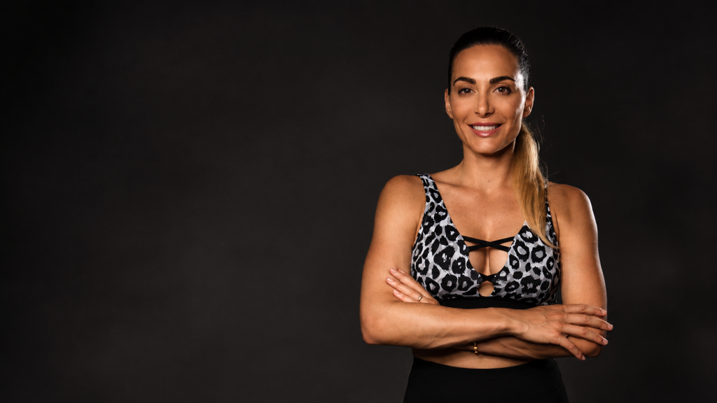 Donna sportiva con sorriso fiducioso.