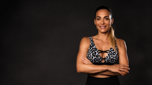 Donna sportiva con sorriso fiducioso.