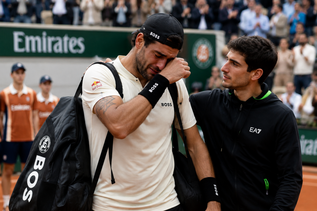 Berrettini si ritira in lacrime al Roland Garros: Arnaldi lo abbraccia, il pubblico si alza in piedi