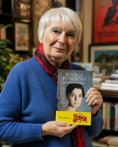 Bianca Pitzorno con il suo libro