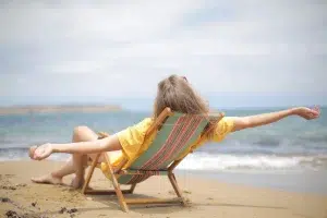 Italiani News 90 Ragazza rilassata sulla spiaggia