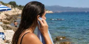 Ragazza in spiaggia con asciugamano