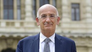 Uomo in giacca sorridente all'aperto