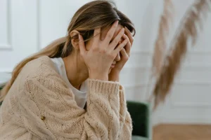 Donna in preda all'ansia e stress