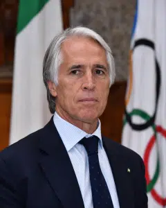 Uomo in giacca con bandiere sullo sfondo