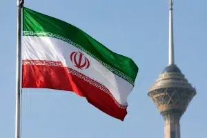Bandiera iraniana con torre sullo sfondo